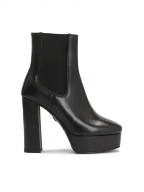 Bottines en cuir sur un talon haut et une plateforme