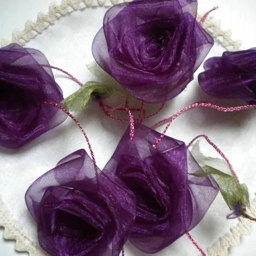 Rose en satin violet sur fil métallique et feuille en satin vert x1